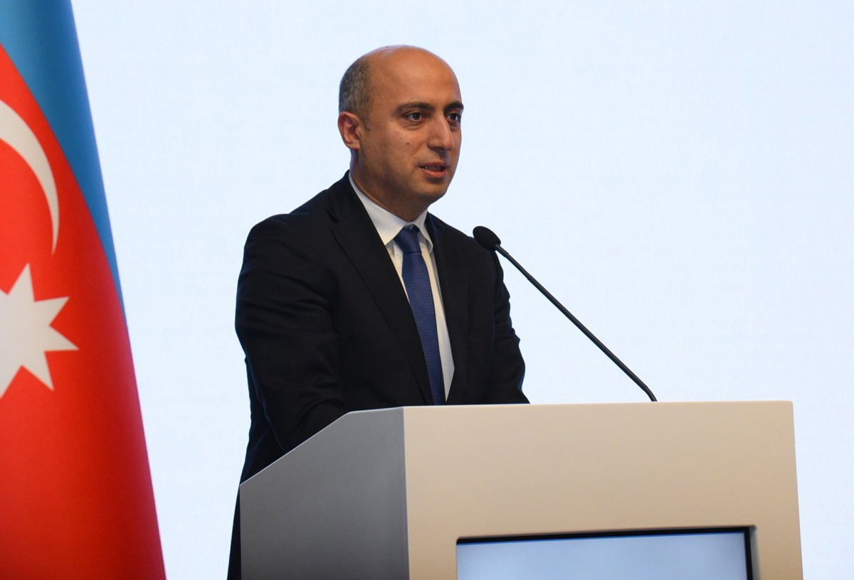 Emin Əmrullayev: Şagird sıxlığını azaltmaq üçün yeni məktəblər açılır, resursların istifadəsi optimallaşdırılır