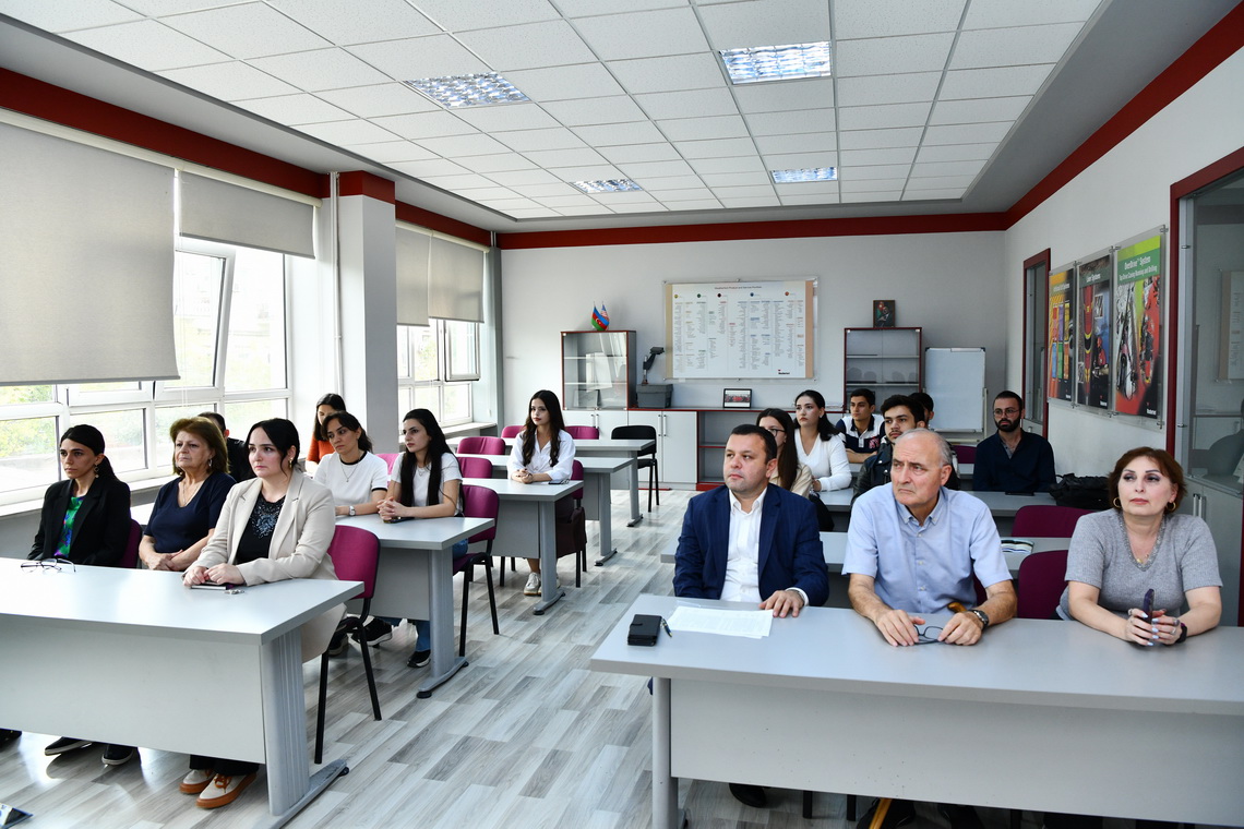 Yay təcrübə proqramını başa vuran ADNSU tələbələri sertifikatla təltif olunublar