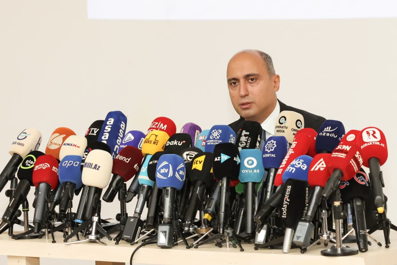 Emin Əmrullayev: Kişi müəllimlərin sayının artırılması üçün xüsusi planımız yoxdur