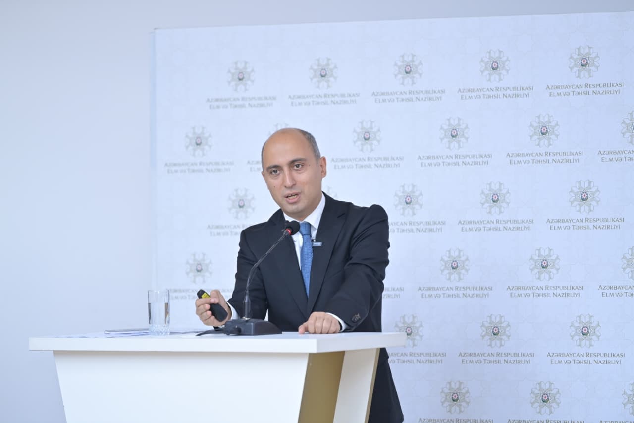 Nazir: Müəllim məktəbdə şou ilə məşğul ola bilməz