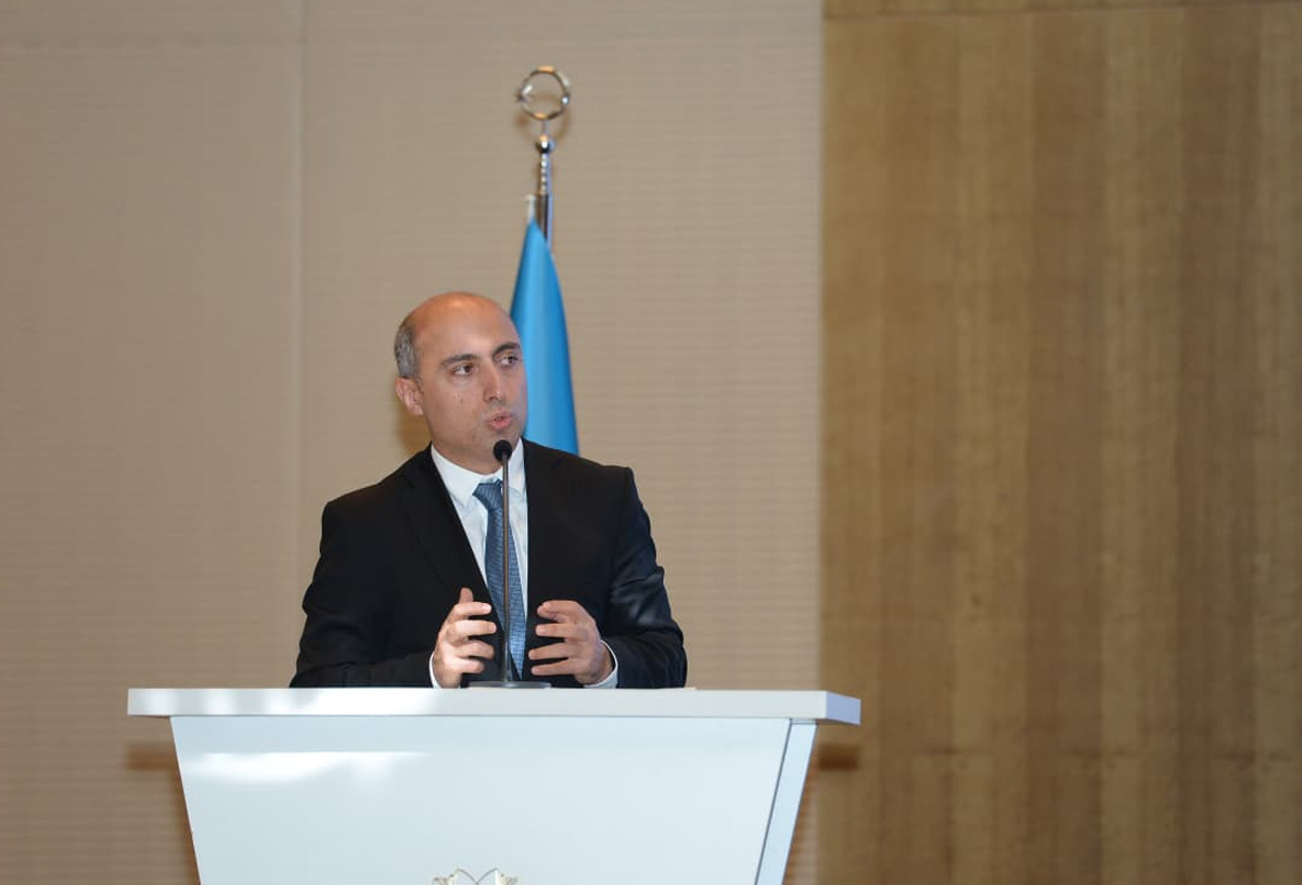 Emin Əmrullayev: İbtidai təhsildə, dərsliklərdə problemlər var