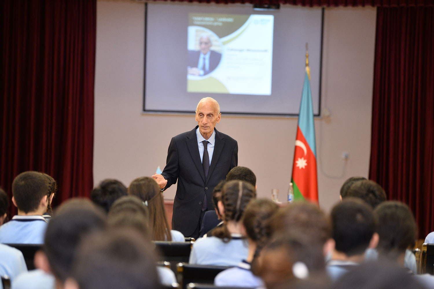 “Bu məktəb məni uşaqlığıma geri qaytardı”- Cahangir Məmmədli