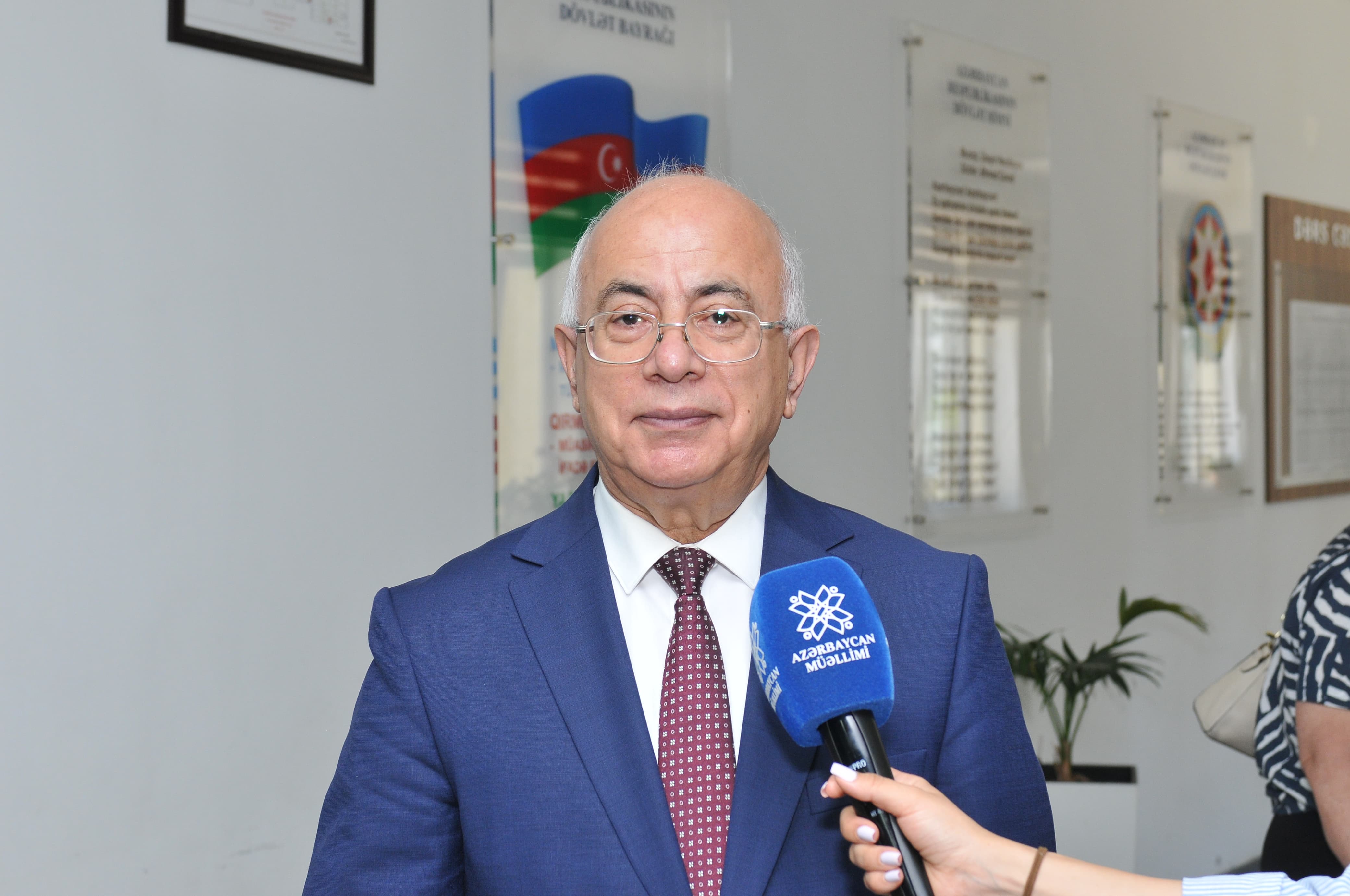 “Müəllimlərimizin tərbiyəsi nəticəsində gənclərimiz qəhrəman oldular” – Anar İsgəndərov