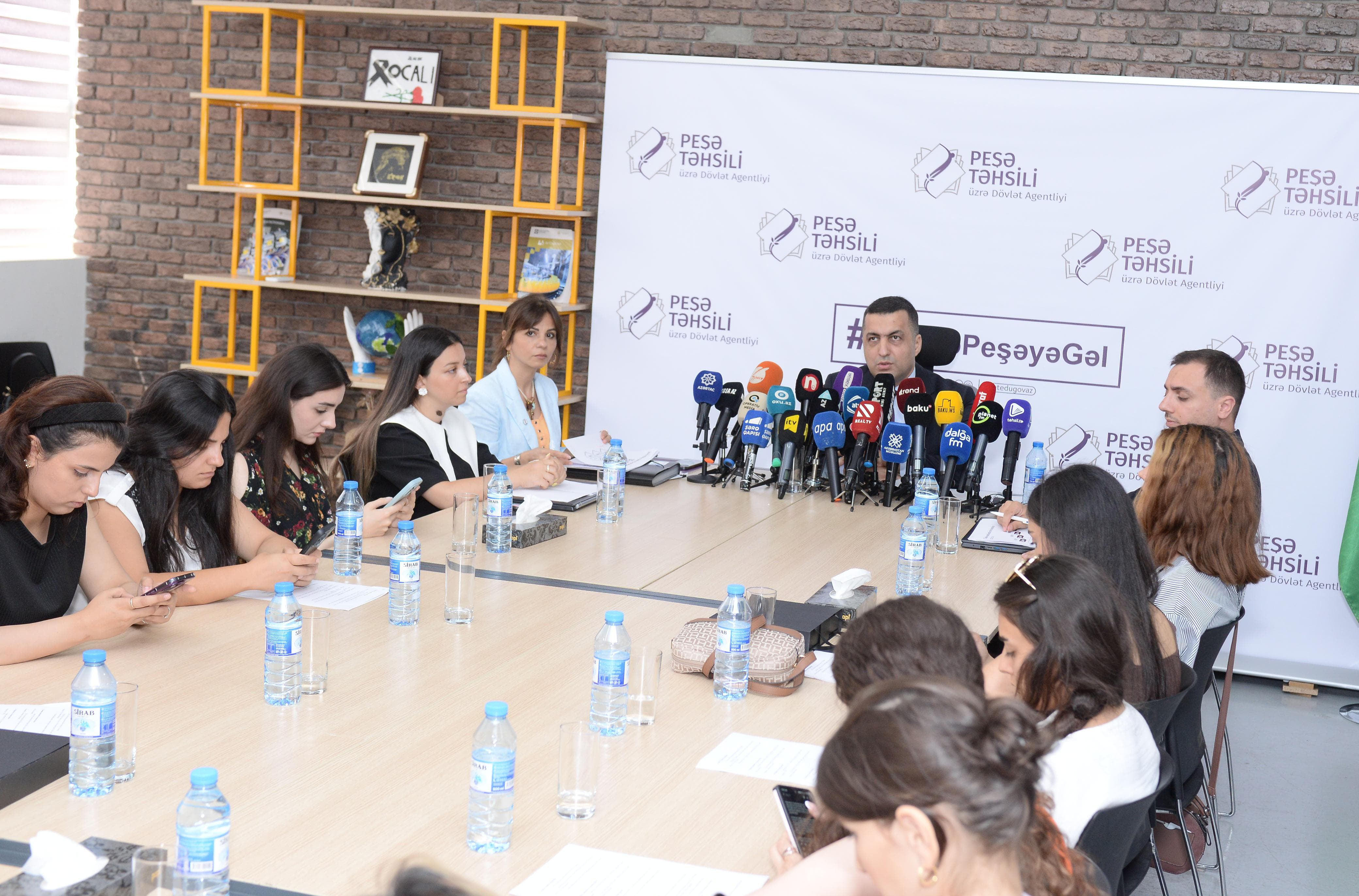 Peşə təhsili müəssisələrinə tələbə qəbulu ilə bağlı brifinq keçirilib