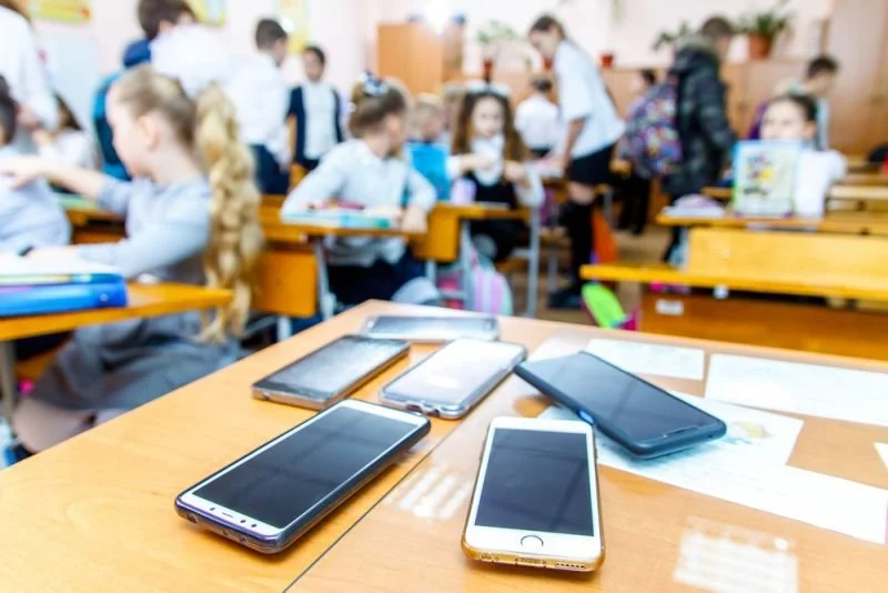 Telefonsuz məktəb siyasəti