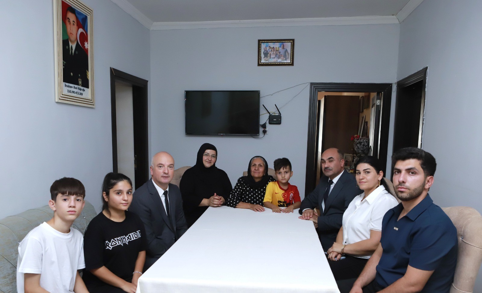 Təhsil naziri tələbə adını qazanan şəhid övladı ilə görüşüb