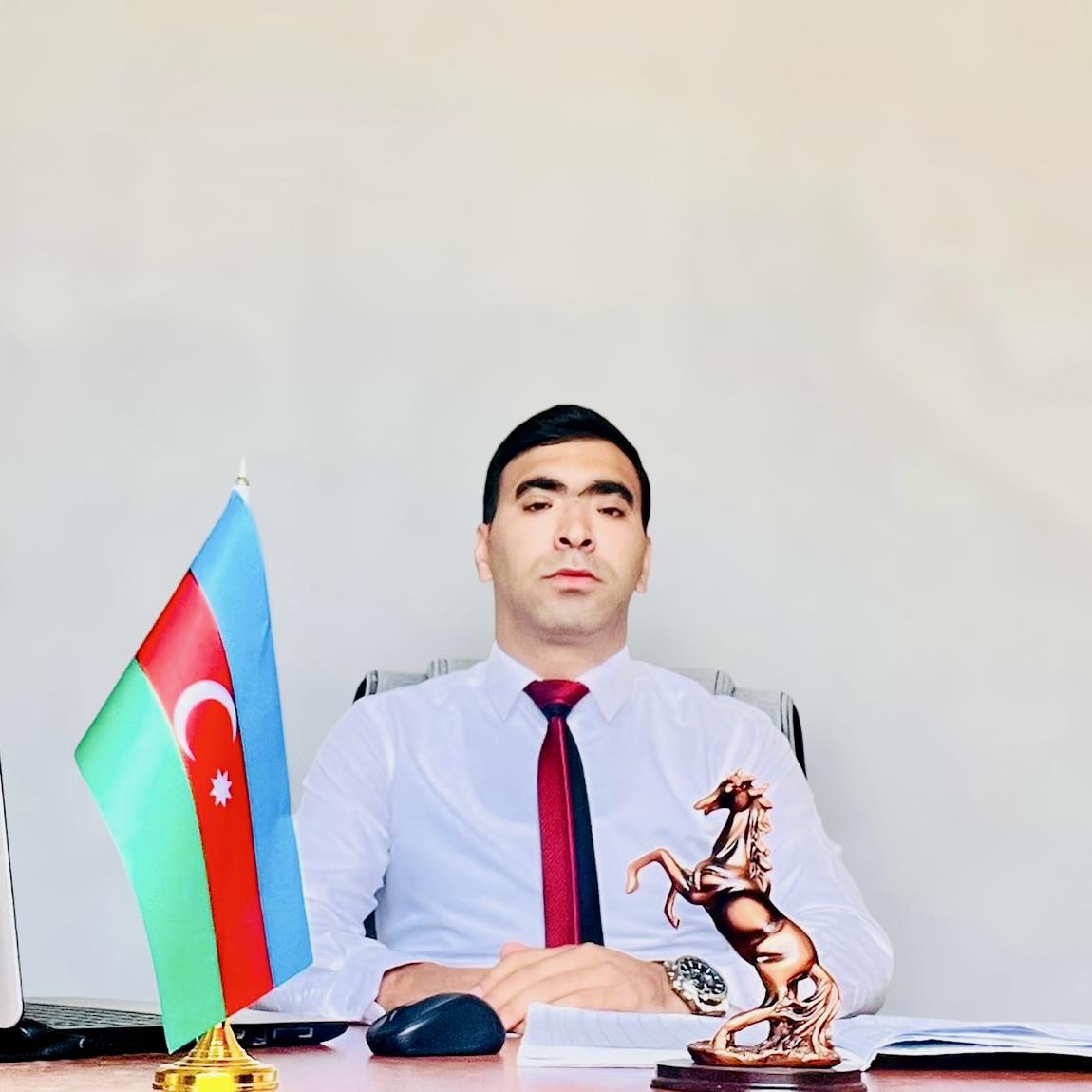 İbrahim Hüseynov

İbrahim Hüseynov 20 fevral 1997-ci ildə Cəlilabad rayonunda anadan olub. O, 2004-cü ildə Salyan rayonu Həsən Şahbazov adına Kərimbəyli kənd tam orta məktəbinə qəbul olunmuş və 2015-ci ildə həmin məktəbi müvəffəqiyyətlə bitirmişdir. Orta məktəbdə təhsil aldığı zamanlar dəfələrlə olimpiada yarışlarında iştirak edib uğur qazanmışdır. Daha sonra ali təhsil almaq məqsədilə Azərbaycan Dövlət Pedaqoji Universitetinə sənəd vermişdir və 2019-cu ildə ali təhsilini başa vurmuşdur. Ali təhsil aldığı dövrdə həm ixtisası üzrə həm də idarəetmə və maliyyə kurslarında dəfələrlə iştirak edib fərqlənmişdir. 2018-ci ildə təşkil edilən tələbələr arası Məntiq olimpiadasının final mərhələsinə qədər yüksəlməyi bacarmışdır.

Universiteti bitirdikdən sonra müddətli həqiqi hərbi xidmətə yollanmış, xidmətini N-saylı hərbi hissədə keçmiş və 2 iyul 2020-ci ildə ordu sıralarından tərxis olunmuşdur. Hərbi xidmət edərkən bir neçə dəfə təltif edilmişdir. 2020-ci il 27 sentyabr tarixində başlayan Vətən Müharibəsinə könüllü qatılmış və Füzuli, Cəbrayıl, Hadrut istiqamətində gedən ağır döyüşlərdə iştirak etmişdir. 15 oktyabr 2020-ci ildə yaralanmış və hazırda 2-ci qrup Qarabağ qazisi statusuna malikdir.

Müharibədən sonra İbrahim Hüseynov təhsil sahəsində fəaliyyətini davam etdirmişdir. Müvafiq olaraq Salyan rayonu Qarabağlı kəndi 1 nömrəli tam orta ümumtəhsil məktəbində daha sonra isə Salyan rayonu Kərimbəyli kənd tam orta ümumtəhsil məktəbində çalışmışdır. Hal-hazırda Salyan rayonu Qarabağlı kəndi 2 nömrəli tam orta ümumtəhsil məktəbində direktor müavini vəzifəsində çalışır. Əmək fəaliyyəti ilə yanaşı, Bakı Mühəndislik Universitetinin İqtisadiyyat və İdarəetmə fakültəsində Dövlət və Bələdiyyə idarəetməsi ixtisası üzrə ikinci ali təhsilini alır.
Eyni zamanda Qanunvericilik üzrə təlimçi və Məktəbşünaslıq və onun müasir metodlarla idarə edilməsi mövzusunda araşdırmalar aparır. 